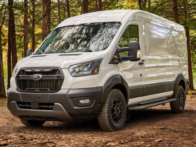 Ford Transit Lý tưởng cho các doanh nghiệp vận tải hoặc dịch vụ du lịch