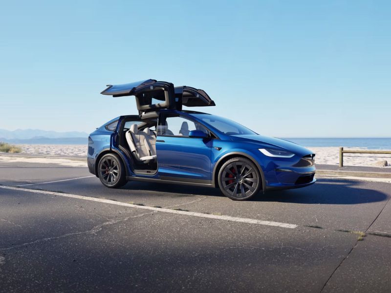 Tesla Model X Phù hợp cho các gia đình, yêu thích sự sang trọng và công nghệ tiên tiến, với thiết kế cánh cửa "Falcon Wing" độc đáo