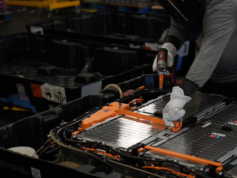 Mức độ an toàn: Xe điện hay xe xăng vượt trội?