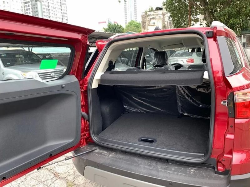 Cách mở cốp sau xe Ford EcoSport bằng tay nắm tích hợp trong đèn hậu