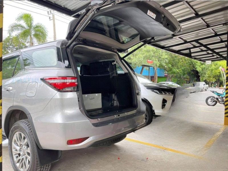 Cách mở cốp sau xe Fortuner có trang bị cảm biến đá chân