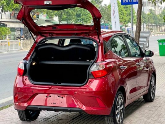 Cách mở cốp sau xe i10 bằng tay nắm phía sau