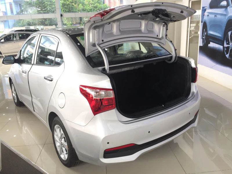 Cách mở cốp sau xe i10 bằng lẫy trong cabin