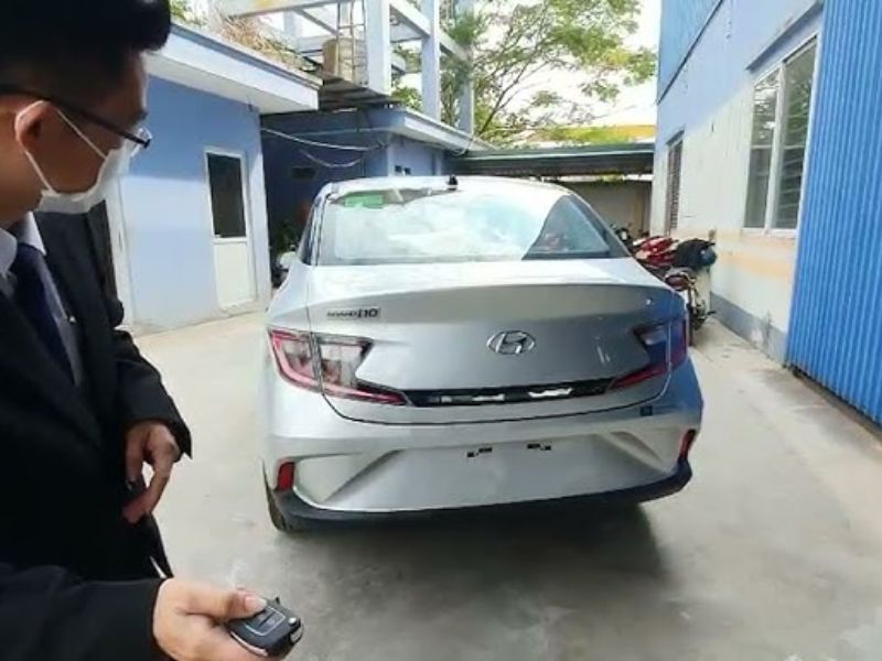 Cách mở cốp sau xe i10 khi cốp bị kẹt (chốt cứng – ty yếu – gioăng nặng)