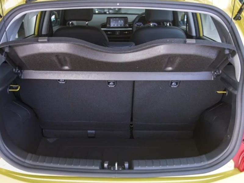 Cách mở cốp sau xe Kia Morning bằng tay nắm phía sau