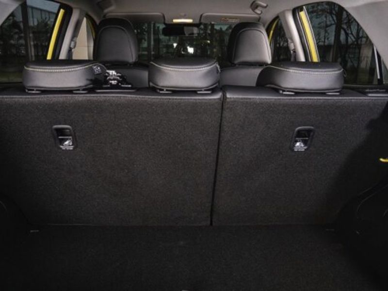 Cách mở cốp bằng nút trong cabin (một số đời mới)