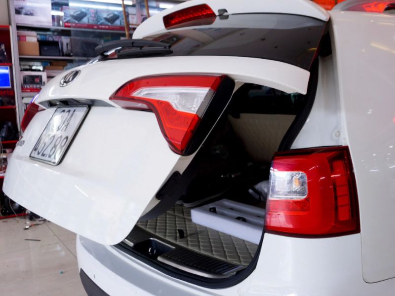 Cách mở cốp sau xe ô tô bằng remote