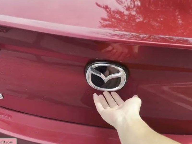 Cách mở cốp sau xe ô tô bằng chìa khóa cơ