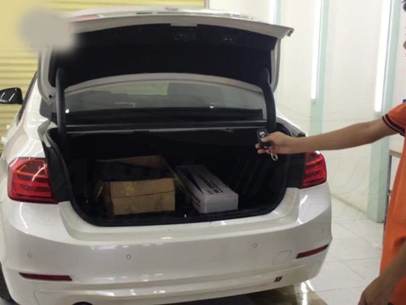 Cách Mở Cốp Xe BMW 320i Bằng Chìa Khóa