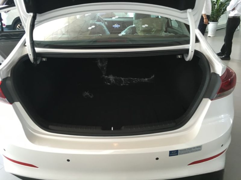 Cách mở cốp xe Elantra bằng tay nắm phía sau