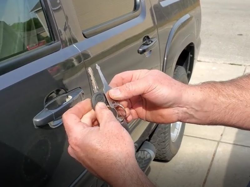 Cách Mở Cốp Khi Chìa Bị Nhốt Trong Cốp