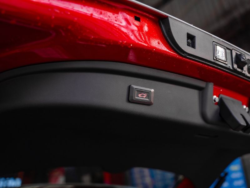 Cách mở cốp Rio từ bên trong khoang cabin hoặc cốp