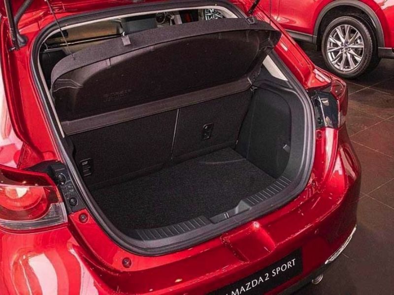 Mở Cốp Mazda 2 Bằng Nút Ẩn Ở Phía Sau
