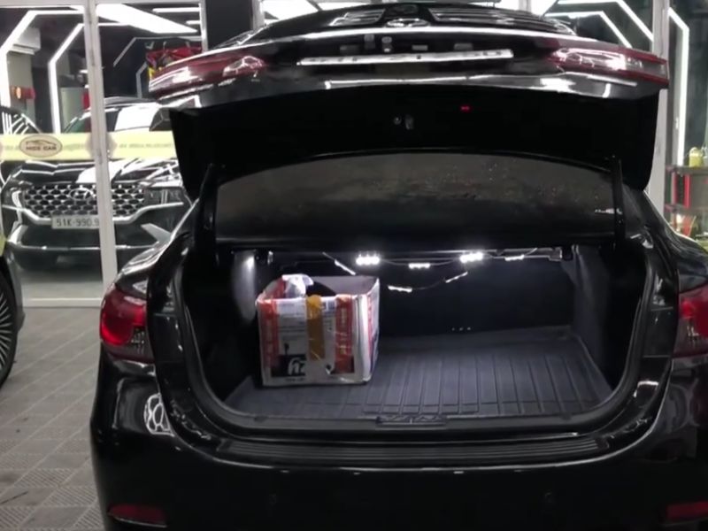 Mở Cốp Mazda 6 Bằng Nút Ẩn Ở Phía Sau Xe