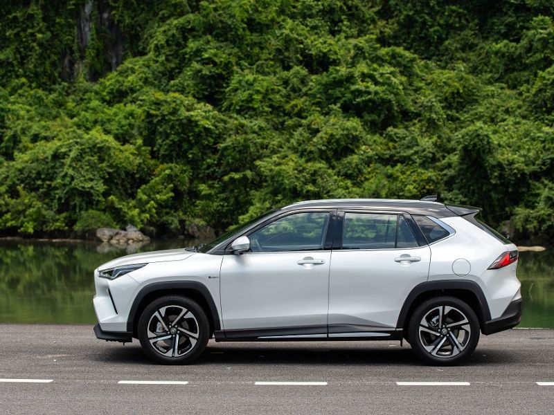 Cách mở cốp xe Yaris bằng tay nắm phía sau