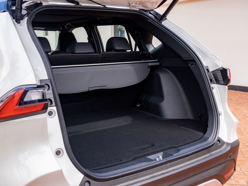 Cách mở cốp xe Yaris khi cốp bị kẹt hoặc không bật lên