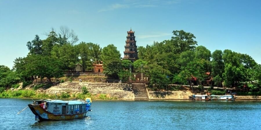 Kinh nghiệm đi chùa Thiên Mụ đi thuyền trên sông Hương